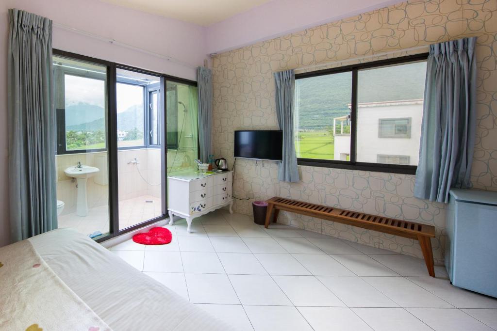 TV a/nebo společenská místnost v ubytování Slow Fly B&B
