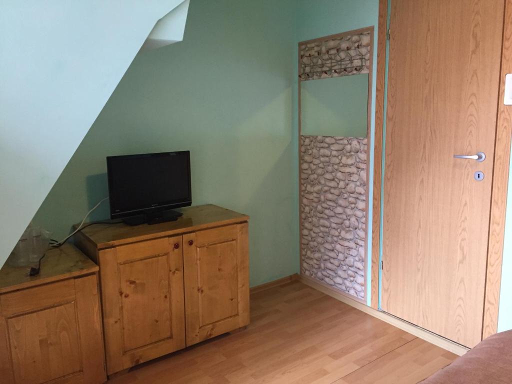TV a/nebo společenská místnost v ubytování Pensiunea Aurora - Great Hostel Voineasa