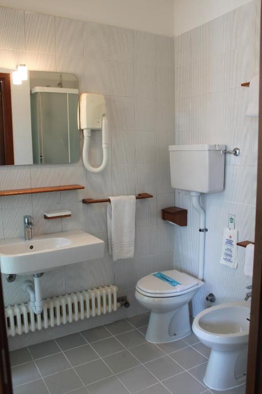 Koupelna v ubytování Hotel Le Pageot