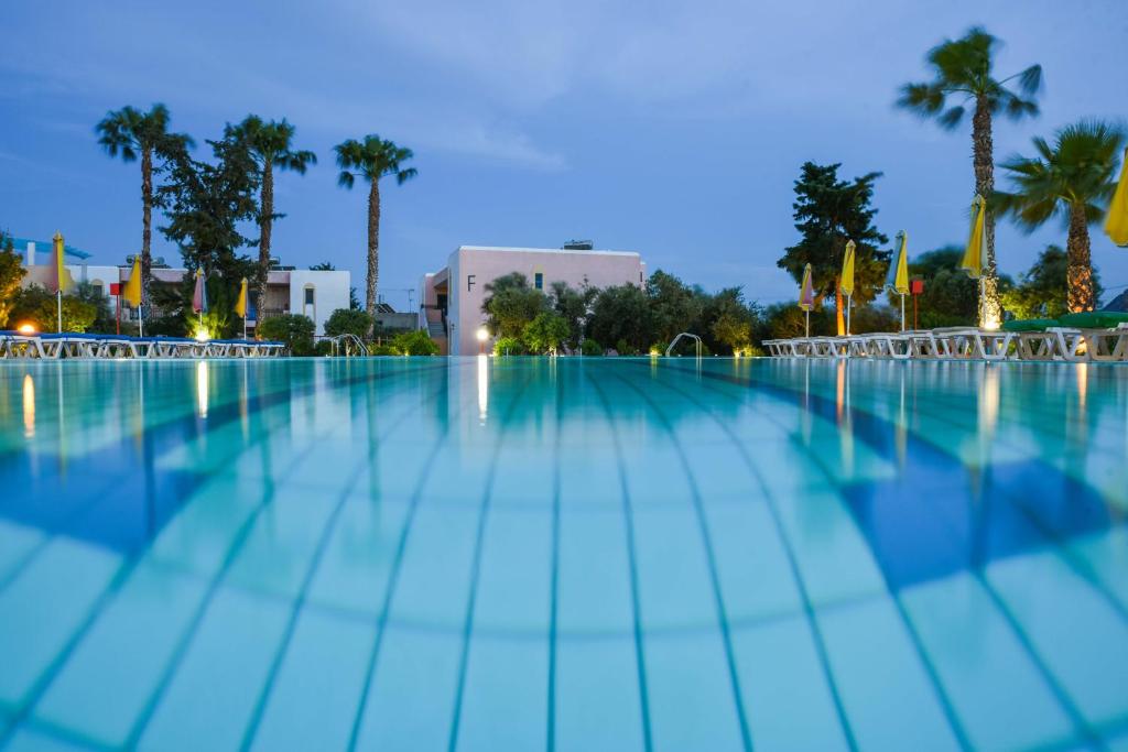 Bazén v ubytování Chrysoula Hotel nebo v jeho okolí