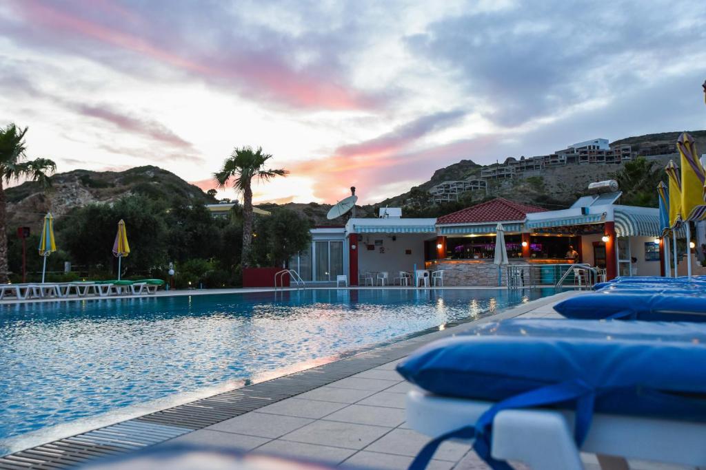 Bazén v ubytování Chrysoula Hotel nebo v jeho okolí