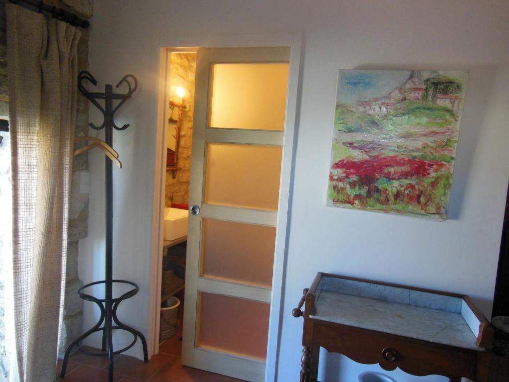 Habitación con una puerta que conduce a un dormitorio en La Migrane, en Villevieille