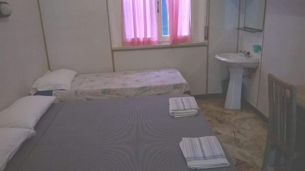 Postel nebo postele na pokoji v ubytování Hotel Parigi