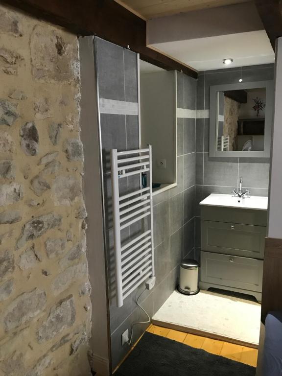 una piccola cucina con lavandino e bancone di La Sarrasine ad Aiguèze