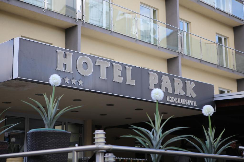 una señal del parque del hotel frente a un edificio en Hotel Park Exclusive, en Otočac