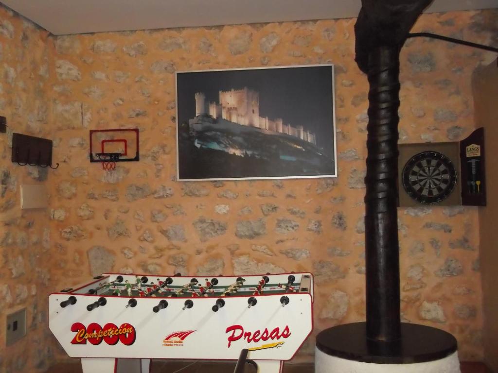 stół do ping ponga w pokoju ze ścianą w obiekcie Las tercias de Curiel w mieście Curiel de Duero