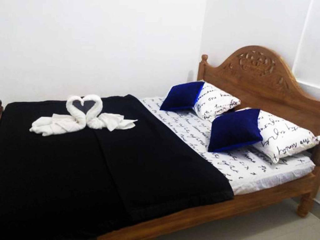 Una cama con dos toallas blancas encima. en 20 House Arugam, en Arugam Bay
