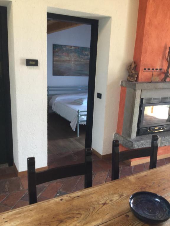 een spiegel in een kamer met een bed en een open haard bij Appartamento Terrazza sul Porto in Monte Isola