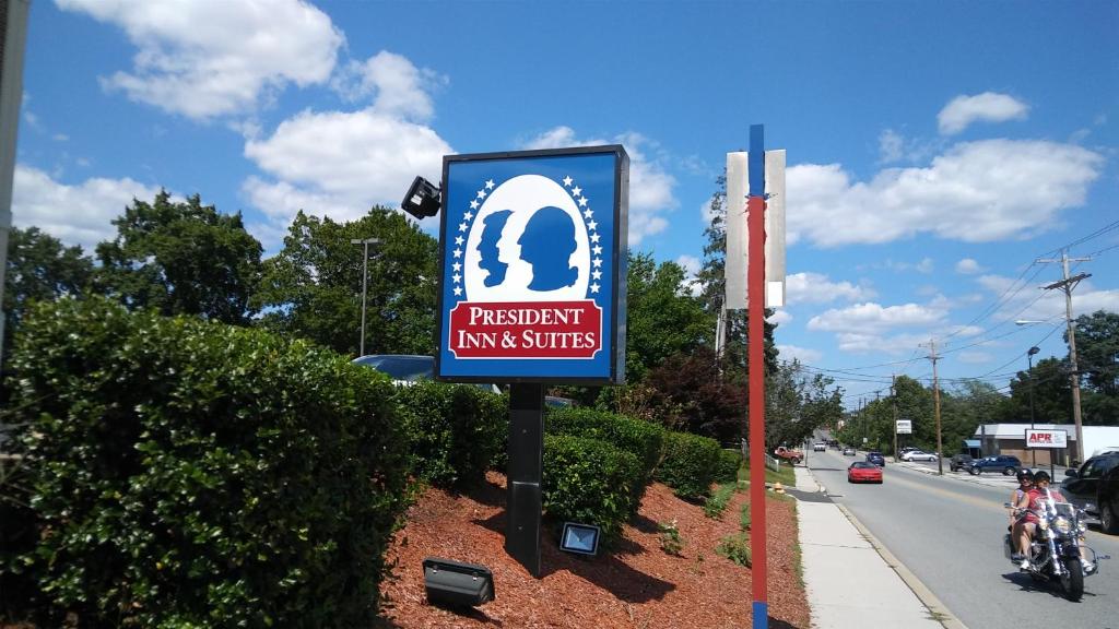 a sign for a restaurant on the side of a street at President Inn & Suites in Gettysburg