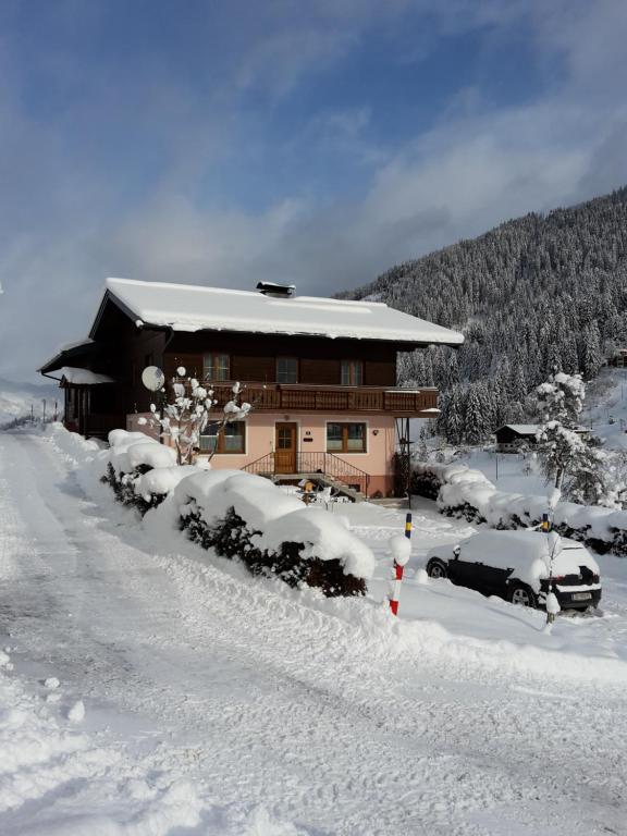 クライナルにあるFerienwohnung Franckの雪に覆われた家