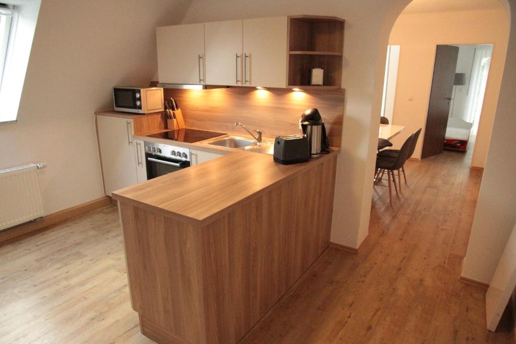 cocina con encimera de madera en una habitación en Alice nahe EuropaPark Rulantica, en Kappel-Grafenhausen