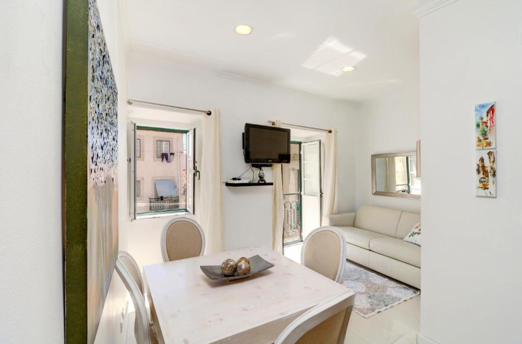 - un salon blanc avec une table et un canapé dans l'établissement Lovehome Apartment, à Lisbonne