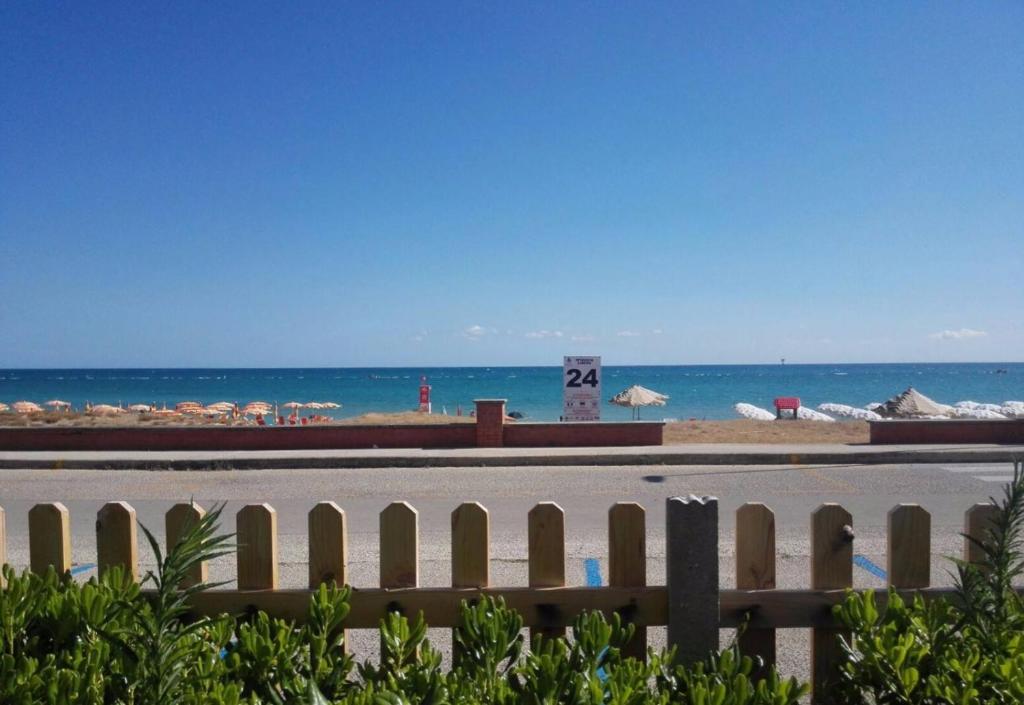 une clôture à côté d'une plage donnant sur l'océan dans l'établissement Il Respiro del Mare, à Casalbordino