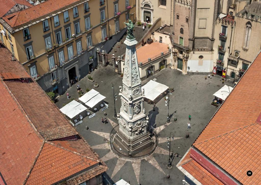 een luchtbeeld van een klokkentoren in een stad bij Ecce Homo 28 in Napels