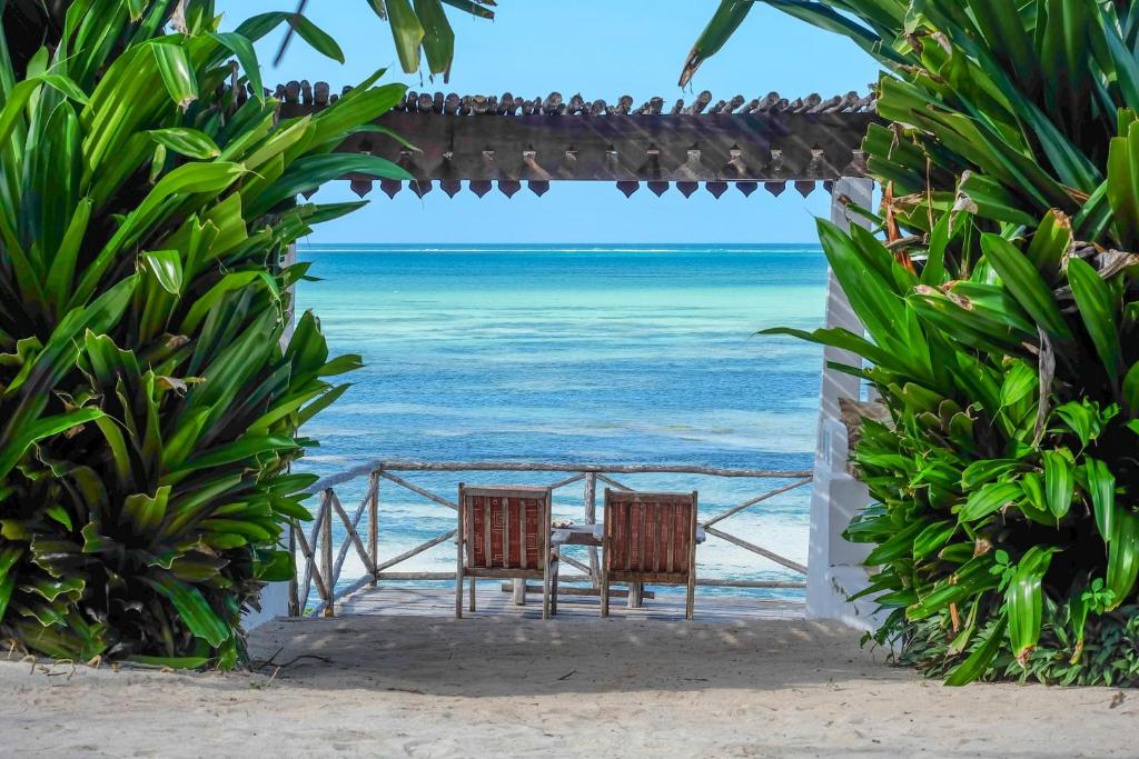 een uitzicht op het strand vanuit een strandhuis bij Seasons Lodge Zanzibar in Pongwe