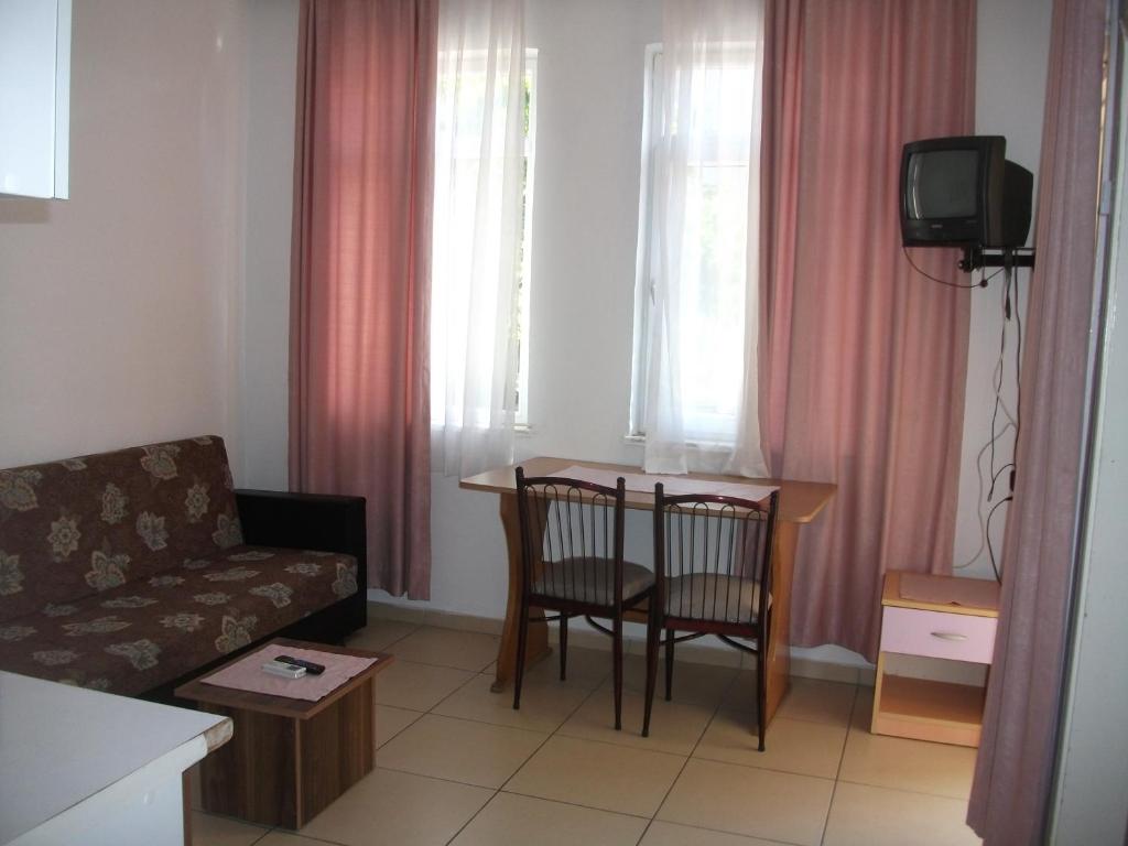 TV a/nebo společenská místnost v ubytování Delphin Hotel Side