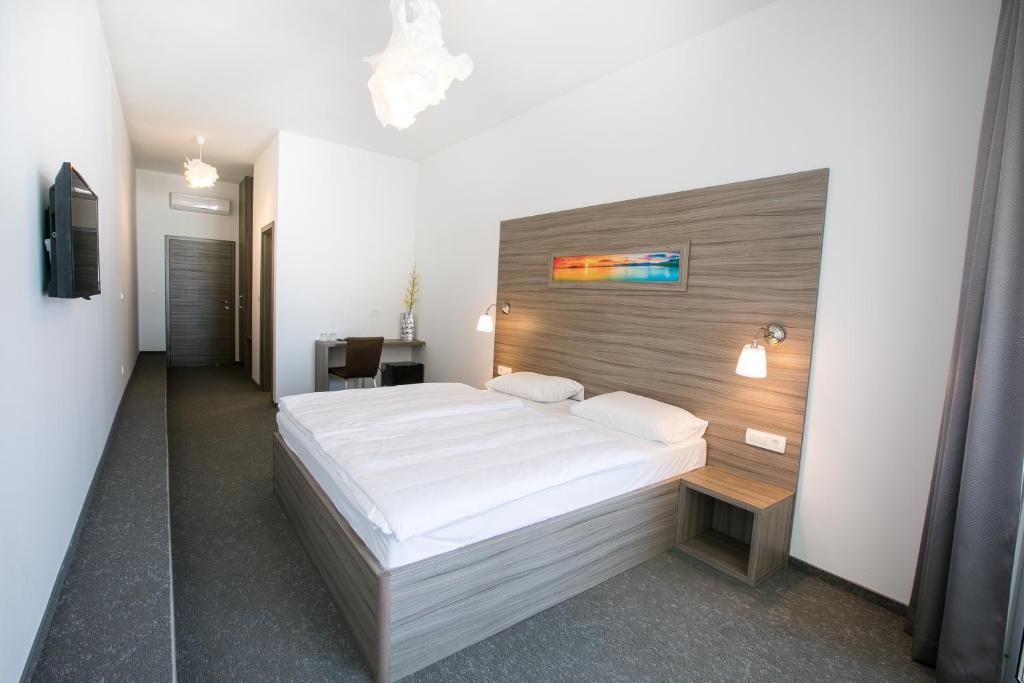 Postel nebo postele na pokoji v ubytování Barbara Piran Beach Hotel