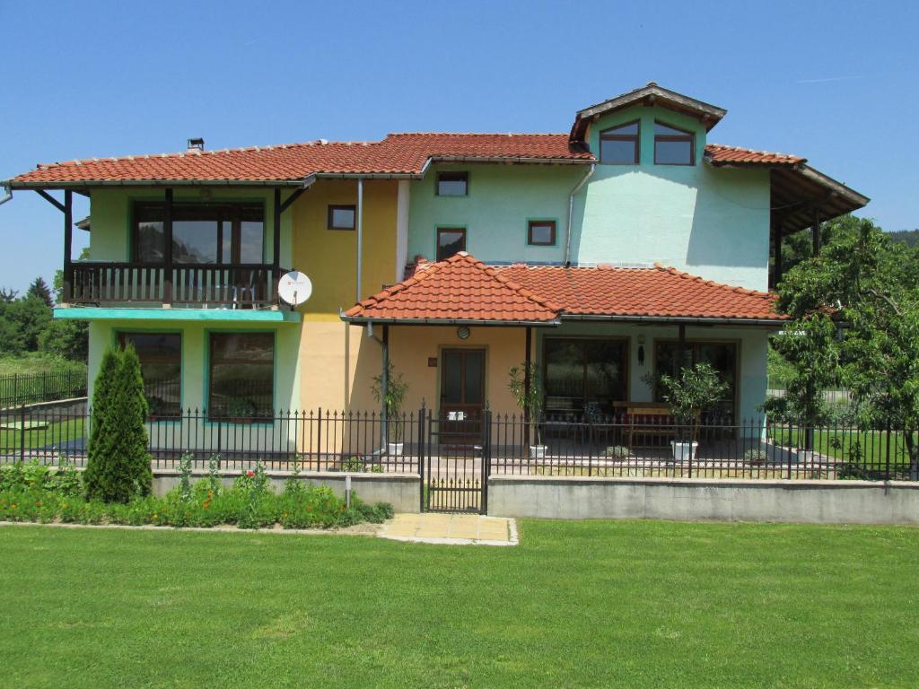 una casa grande con una valla delante en Pri Orehite Guesthouse, en Oreshak