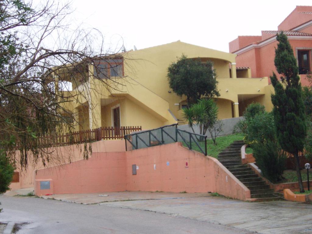 una casa con una scala di fronte di Sweet Home a Santa Teresa di Gallura