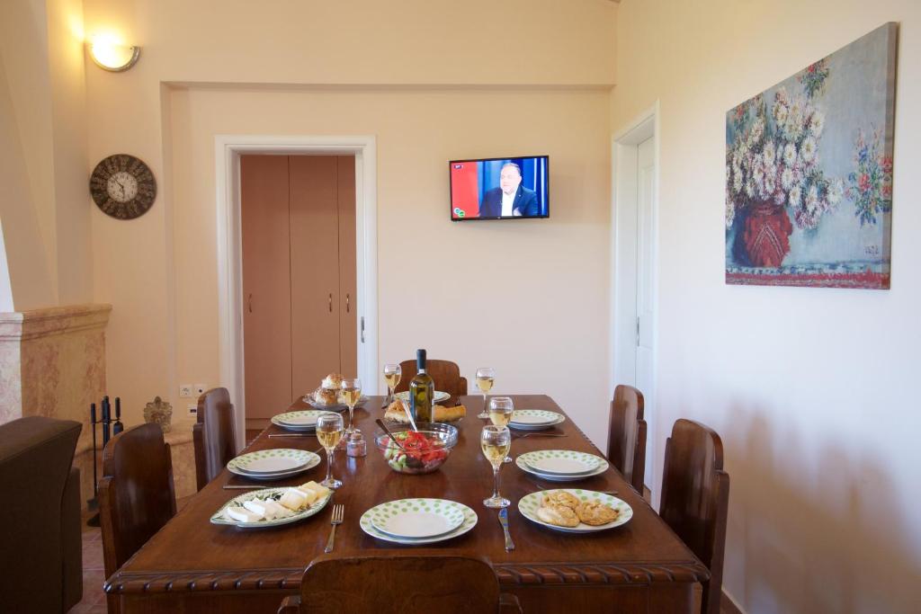 A television and/or entertainment centre at Villa REGINA