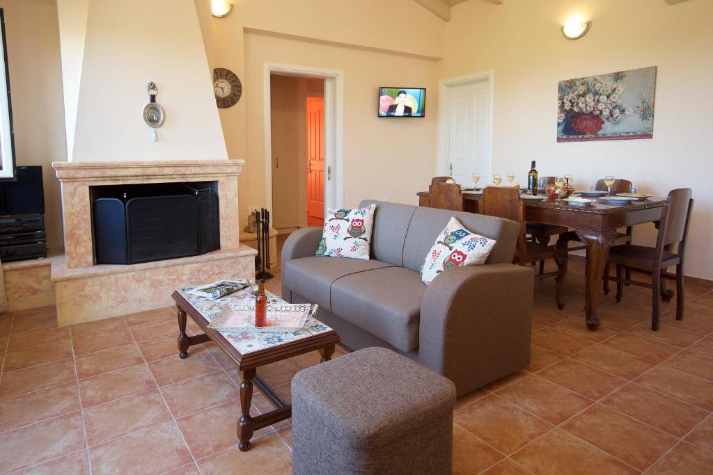 A seating area at Villa REGINA
