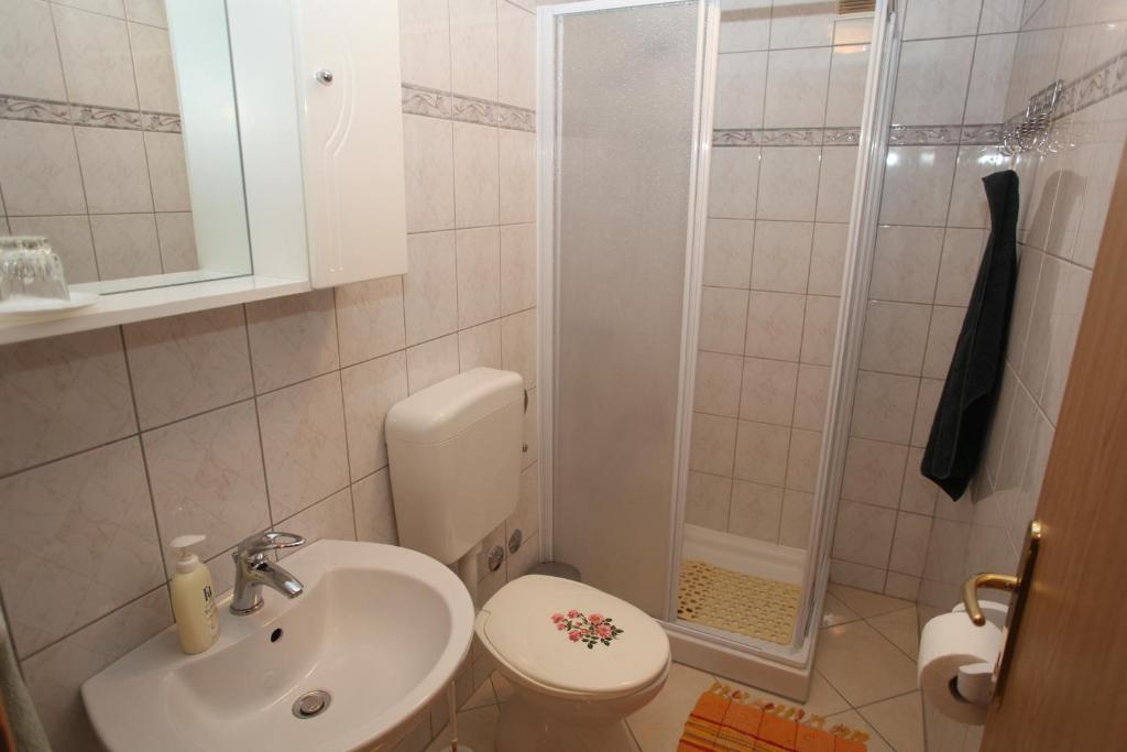 Uma casa de banho em Accommodation Lily