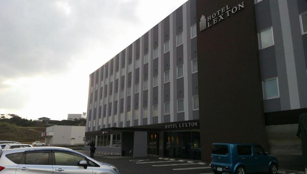um edifício com um carro estacionado em frente em Hotel Lexton Tanegashima em Nishinoomote