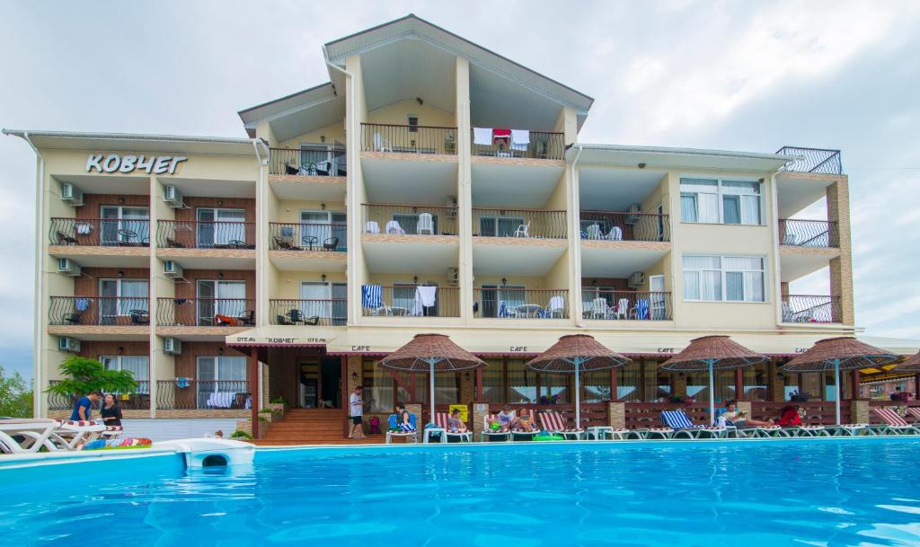 Bazén v ubytování Kovcheg Hotel nebo v jeho okolí