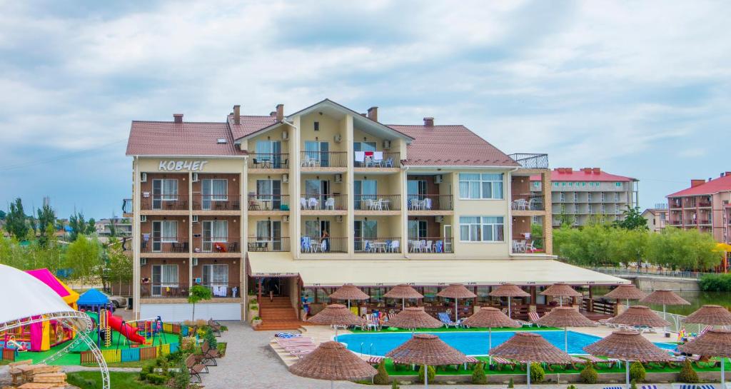 Bazén v ubytování Kovcheg Hotel nebo v jeho okolí