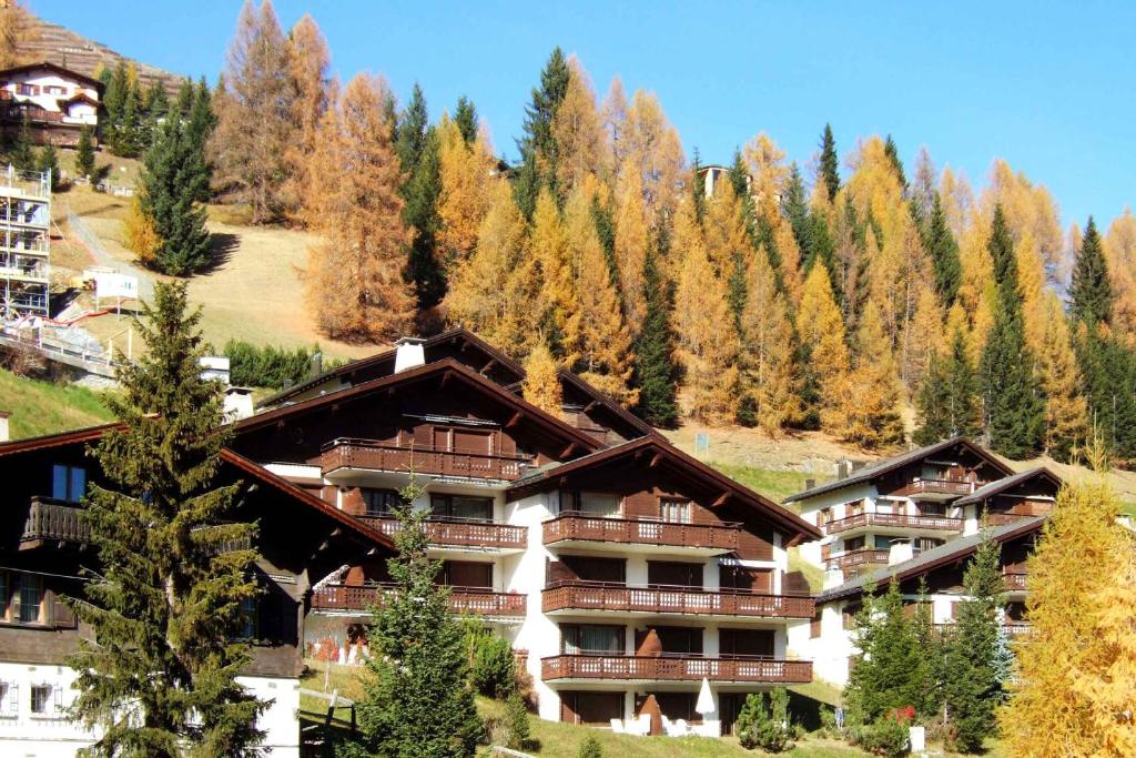 ein Hotel in den Bergen mit Bäumen im Hintergrund in der Unterkunft Haus Azalea in Davos