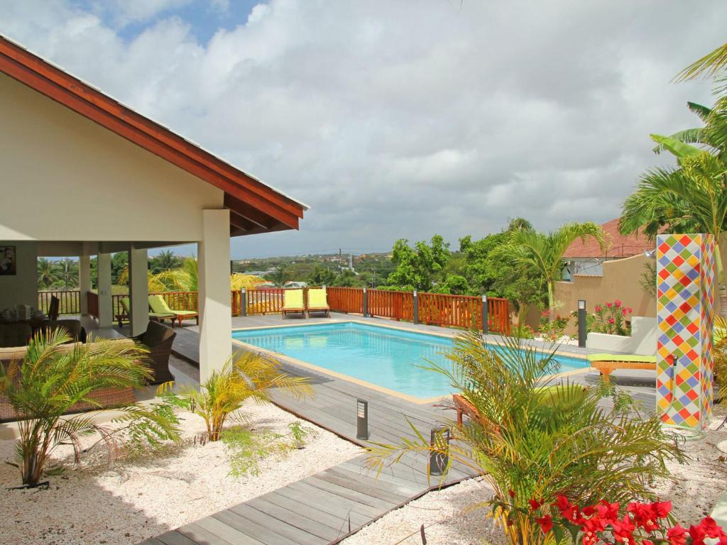 A piscina localizada em Modern Villa with Swimming Pool in Willemstad ou nos arredores