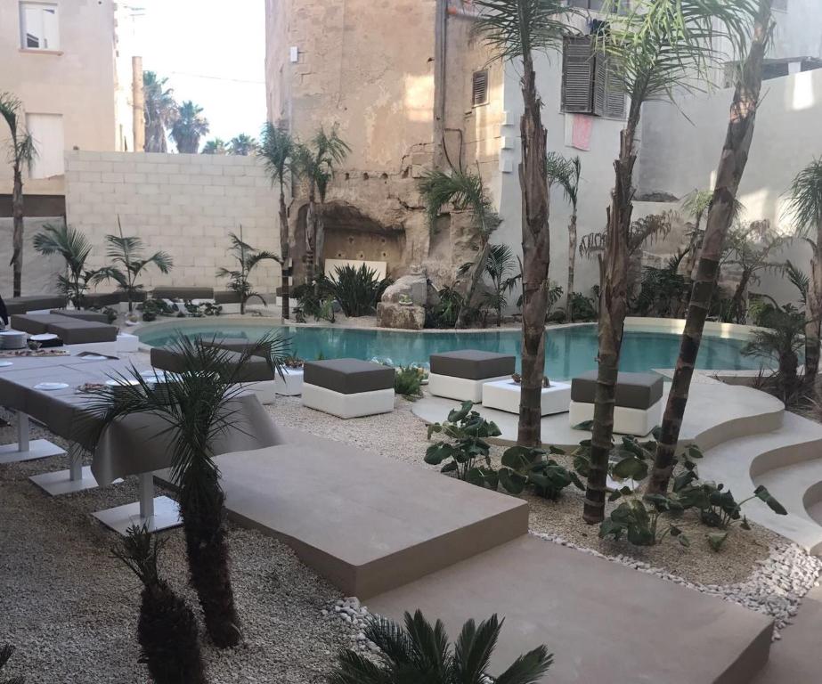Piscina di Le Cale Camera Privata in Residence o nelle vicinanze