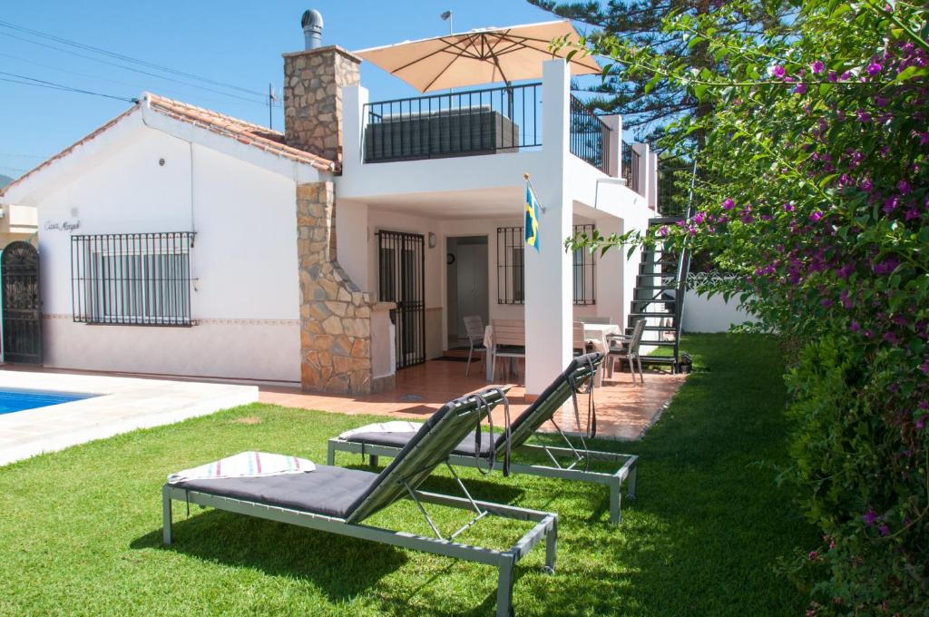 Bazén v ubytování Villa Marysol sleeps 6 nebo v jeho okolí