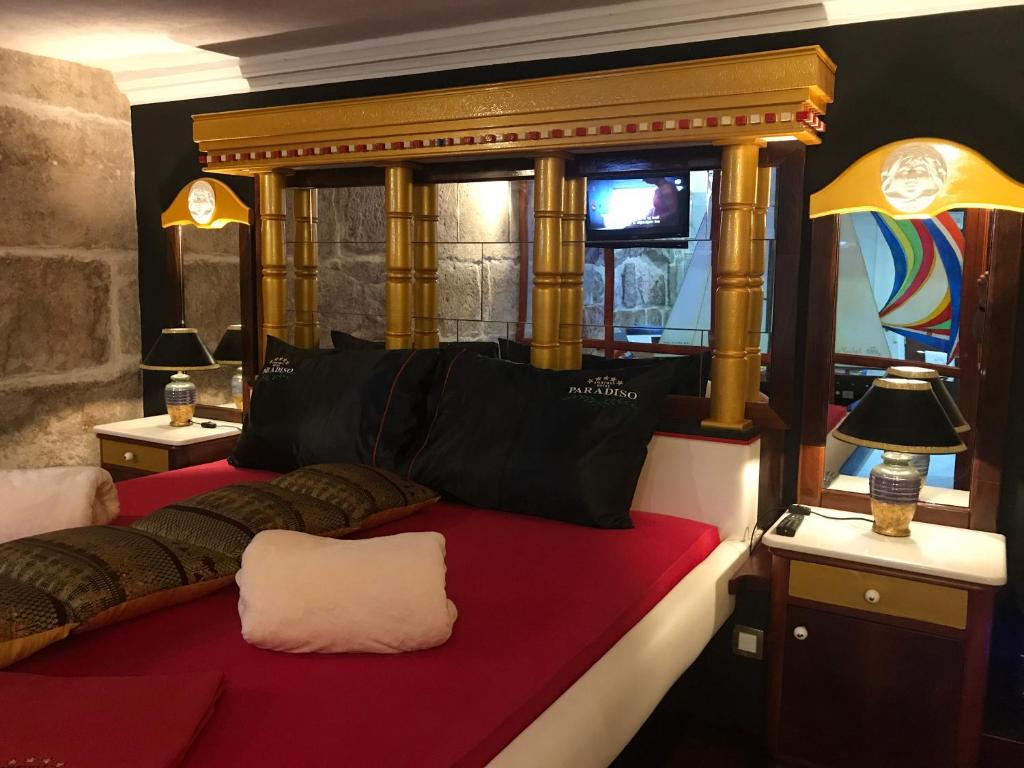 sypialnia z dużym łóżkiem z czerwoną narzutą w obiekcie Apartment Paradiso w Splicie