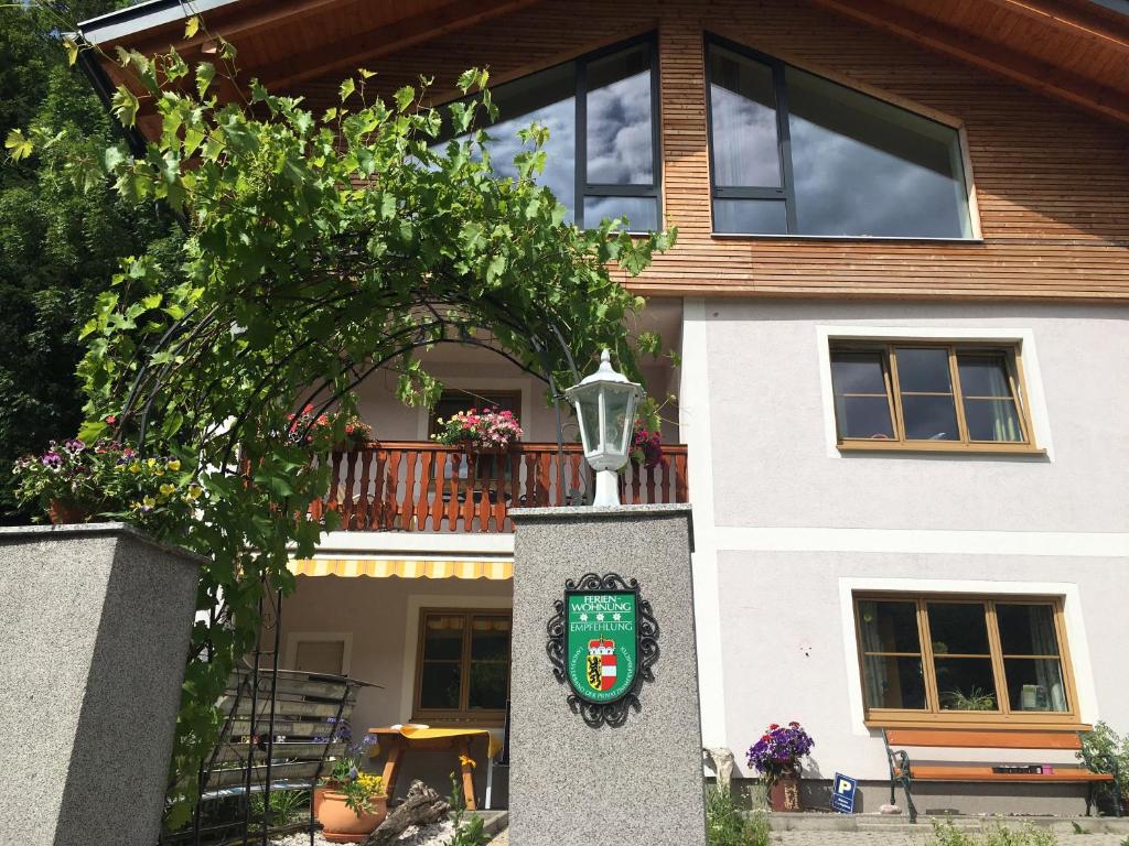 ein Gebäude mit Straßenbeleuchtung davor in der Unterkunft Ferienwohnung Oswald Fuschlsee in Hof bei Salzburg