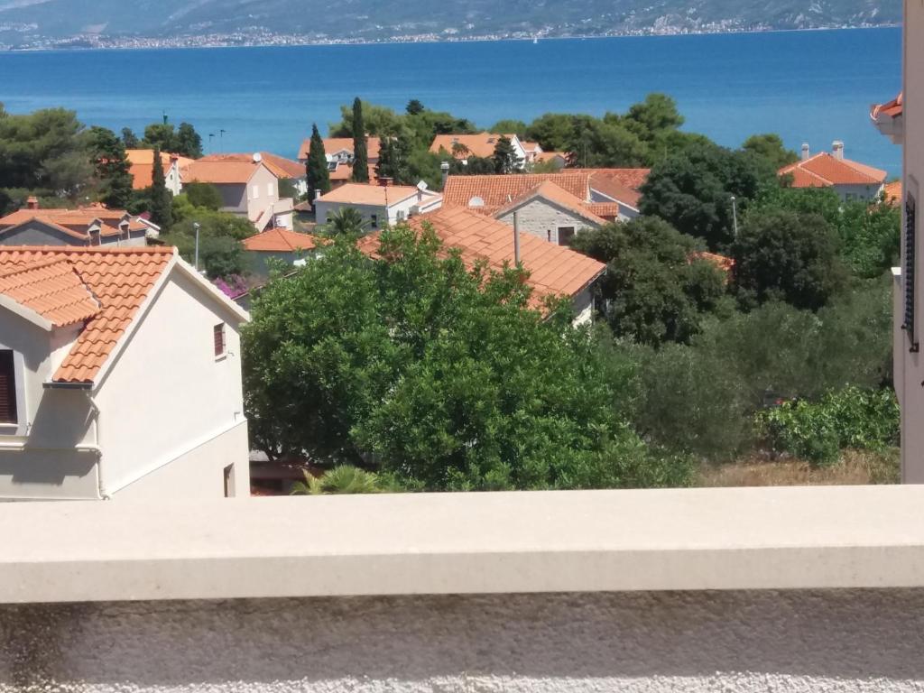 - une vue sur la ville depuis le balcon d'une maison dans l'établissement Amber House Apartments Supetar-Brac, à Supetar