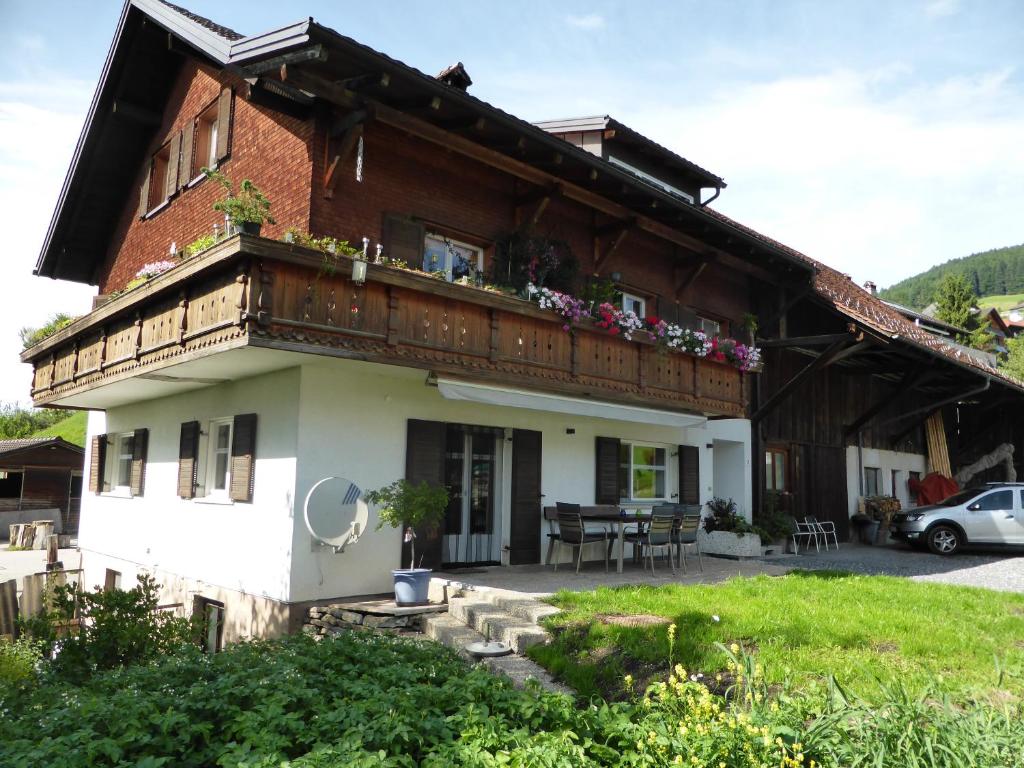 a house with a balcony on top of it at Ferienwohnung Marte in Viktorsberg