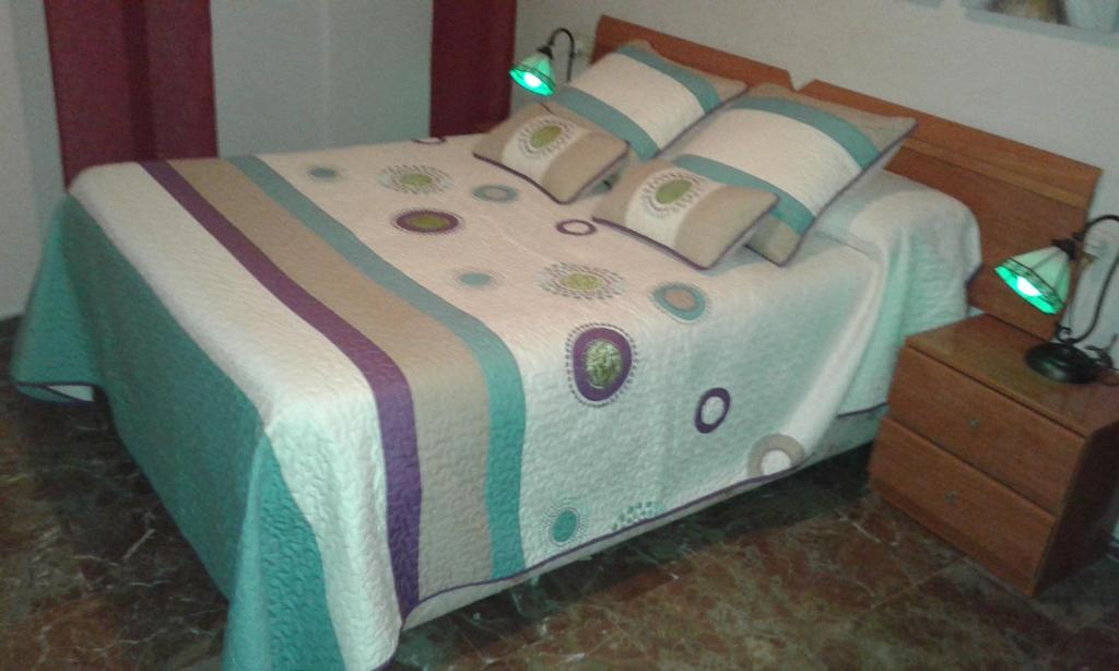 マラガにあるCasa Manuel y Maribel2024のベッド(白い毛布、枕付)