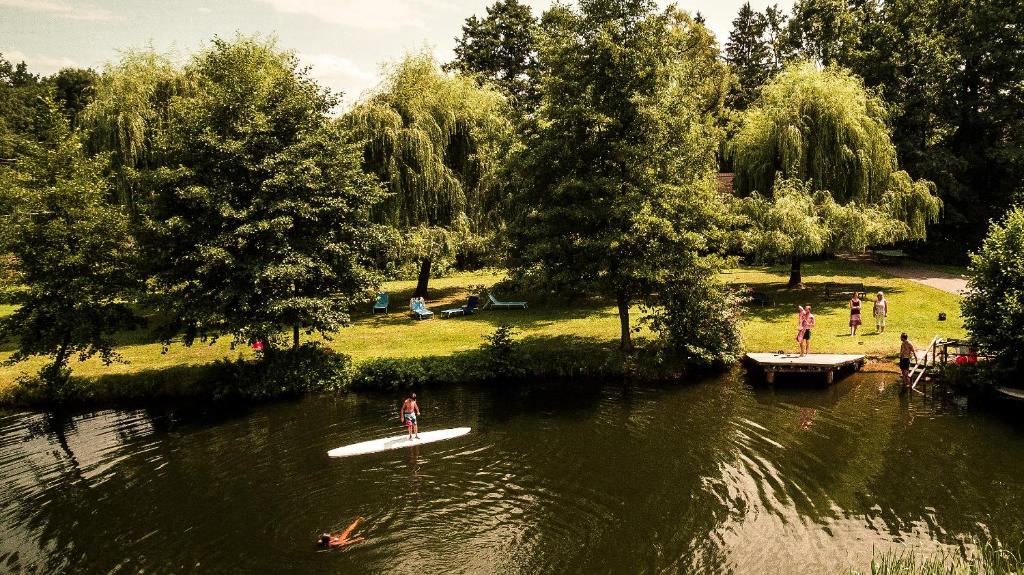 Výhled na řeku, která protéká v blízkosti hotelu