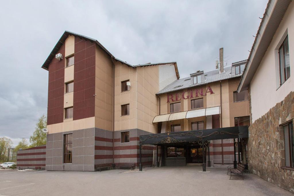 喀山的住宿－里賈納瑪也克雷奇酒店，前面有标志的建筑