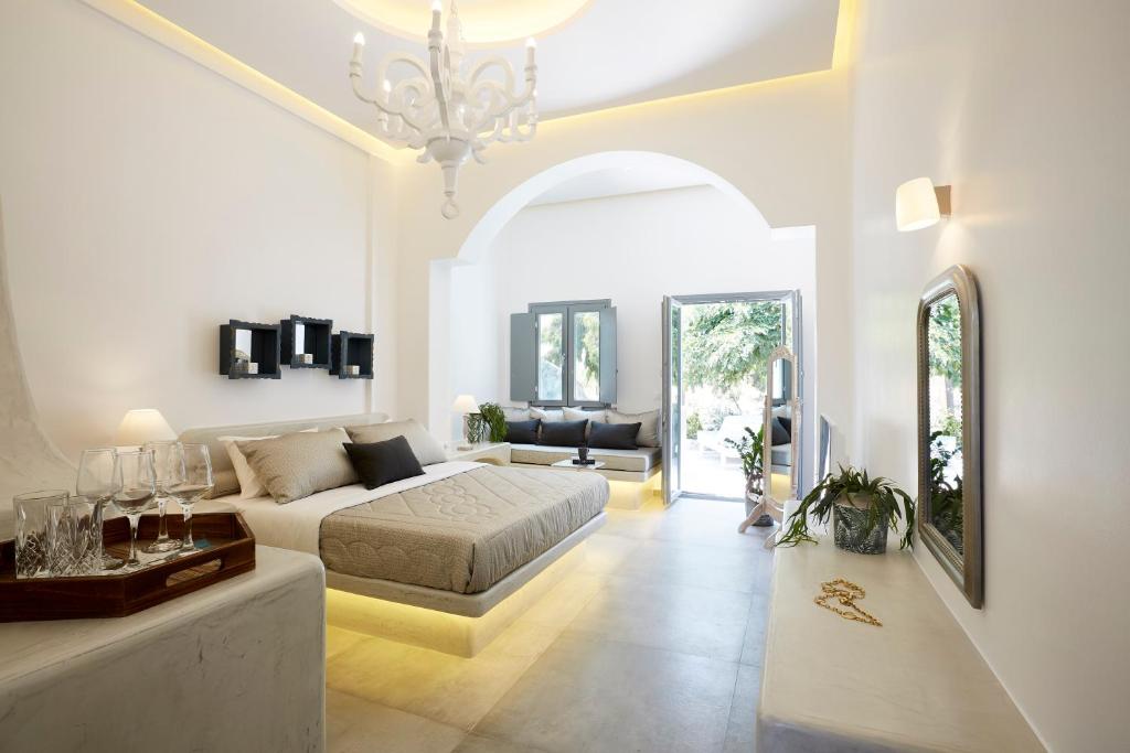 Een zitgedeelte bij Amara Suites Santorini