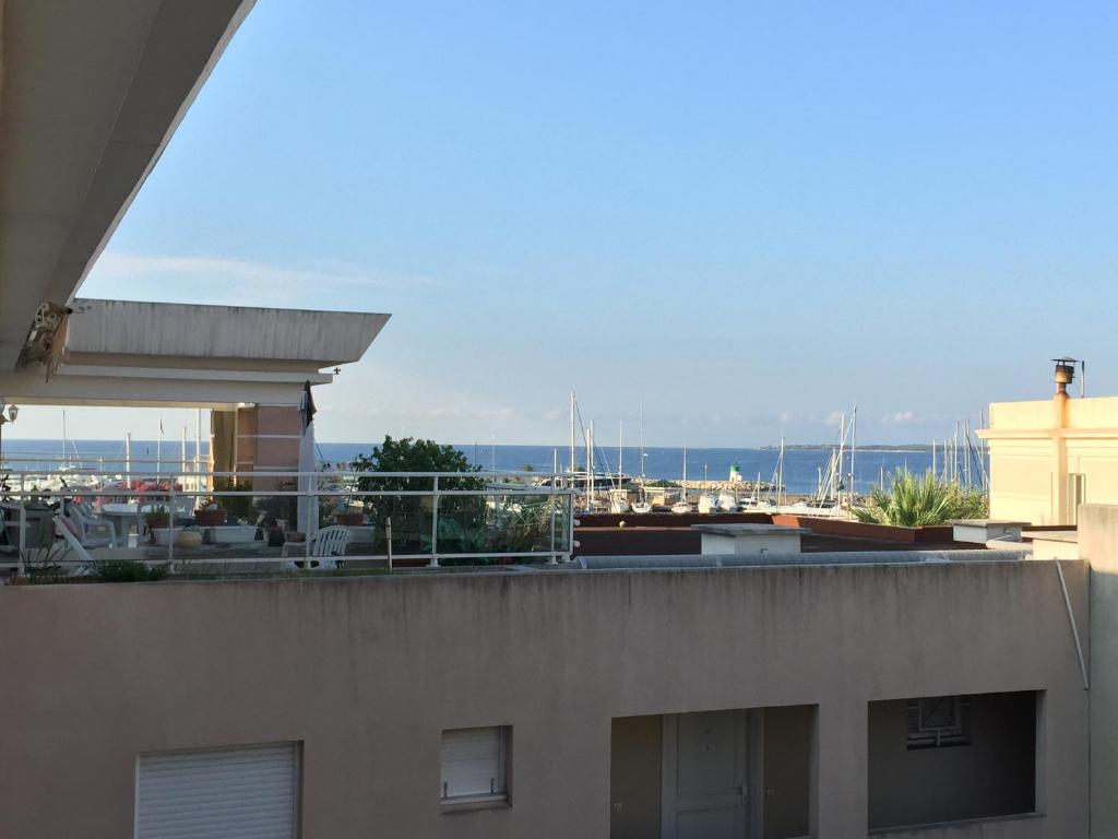 una vista del océano desde el techo de un edificio en Cozy Apartment sea view Air Cond, en Golfe-Juan