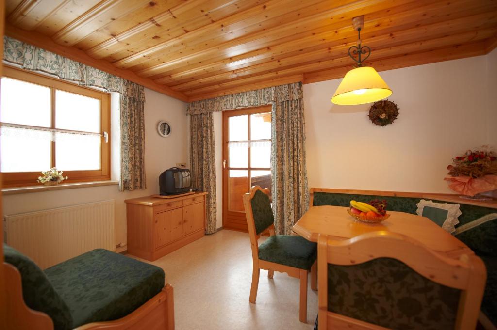 salon ze stołem i sypialnią w obiekcie Pension Hedegghof w mieście Grossarl