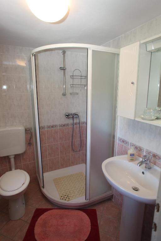 Uma casa de banho em Accommodation Lily