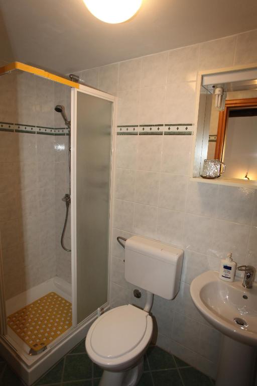 Uma casa de banho em Accommodation Lily