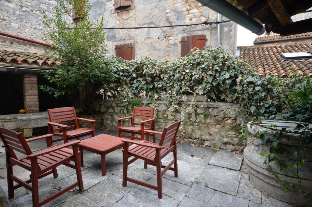 Patio alebo iná vonkajšia časť ubytovania Apartment Il Cortile with garden and parking