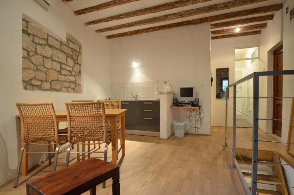Televízia a/alebo spoločenská miestnosť v ubytovaní Apartment Il Cortile with garden and parking
