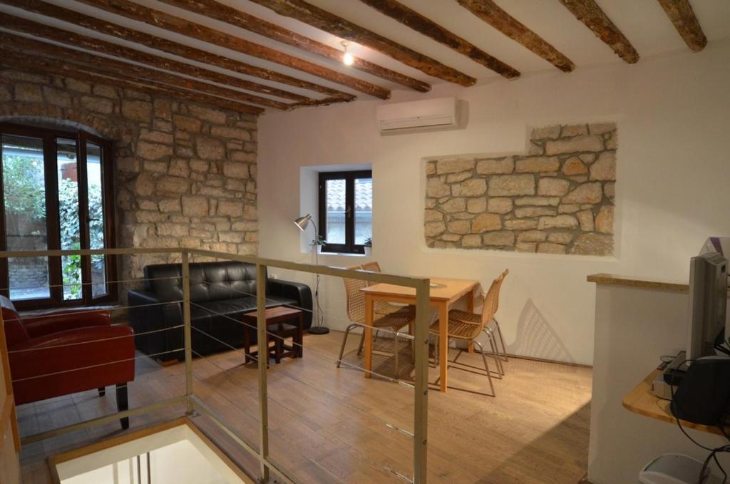 Posedenie v ubytovaní Apartment Il Cortile with garden and parking