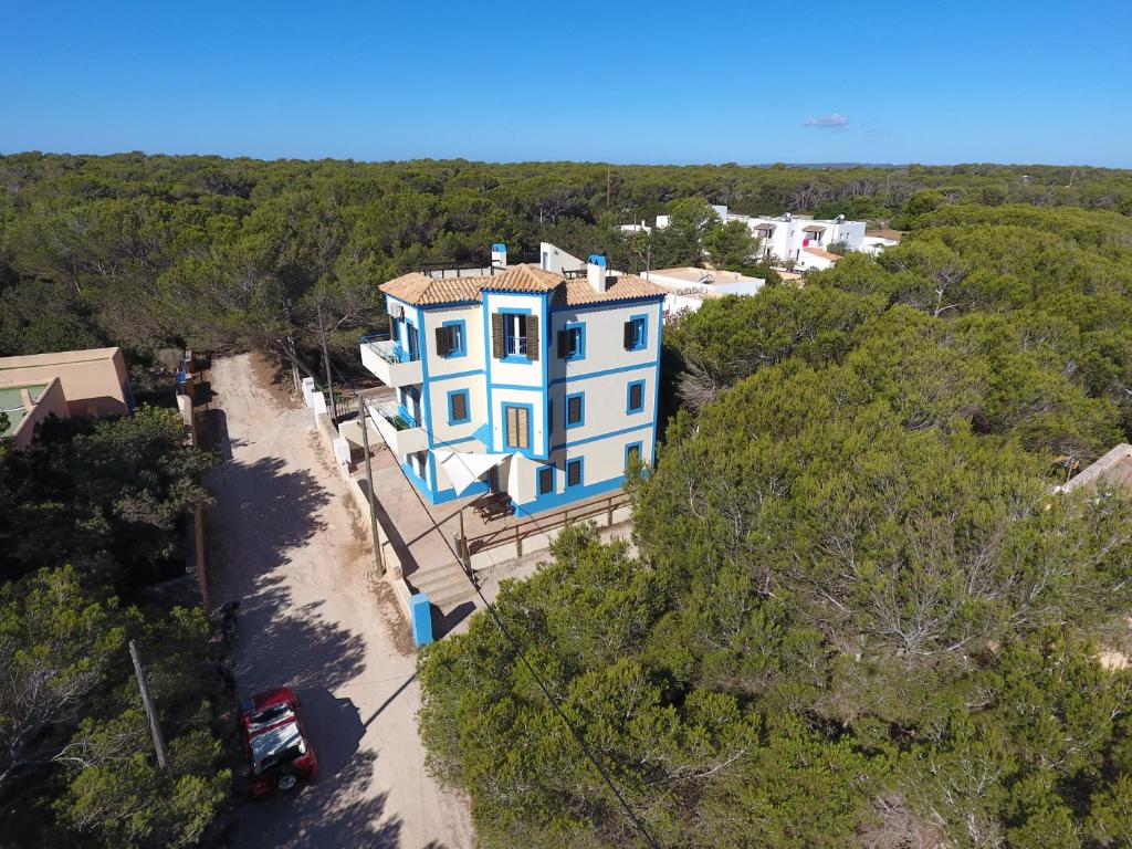 una vista aerea di una grande casa blu di Apartamentos Cas Xurrac a Es Caló de Sant Agustí