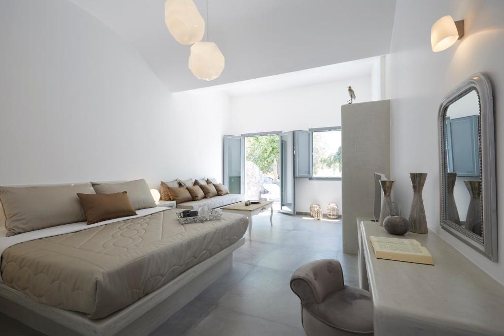 Een bed of bedden in een kamer bij Amara Suites Santorini